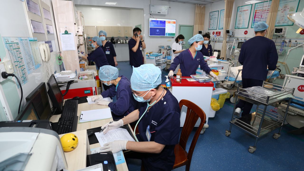 Para dokter melakukan latihan perawatan darurat di sebuah rumah sakit di provinsi Zhejiang awal tahun ini.