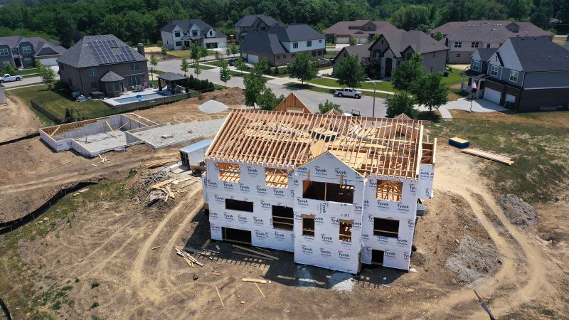 Продажбите на нови жилища се повишиха през юли въпреки скока на ипотечните лихви