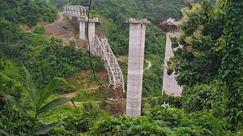 Mizoram, Índia: Uma ponte em construção desaba, matando pelo menos 17 pessoas