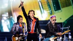  Рон Ууд, Мик Джагър и Кийт Ричардс от The Rolling Stones изпълняват на сцената по време на концерт като част от тяхното „Stones Sixty European Tour“ на 31 юли 2022 г. в Friends Arena в Солна, Швеция.
