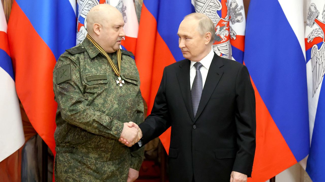 O general Sergei Churovikhin é visto ao lado do presidente Vladimir Putin em 31 de dezembro de 2022.