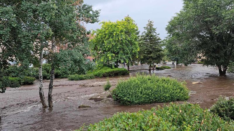 NextImg:Heavy flooding near Grand Canyon's southern rim prompts calls to shelter in place. Swift water rescue teams are on scene | CNN