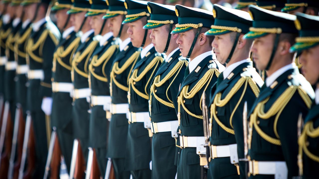 Членове на почетната гвардия на Японските сили за самоотбрана, видени в Токио на 4 февруари 2017 г. 
