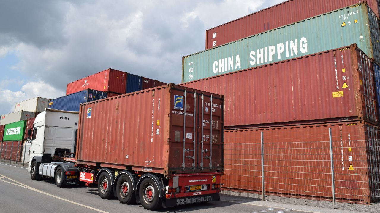 Un camión pasa junto a contenedores apilados en el puerto alemán de Duisburg en junio.