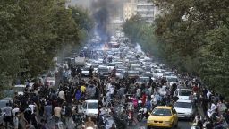  Иранците протестират след смъртта на 22-годишната Махса Амини в центъра на Техеран, Иран, през септември 2022 г. 