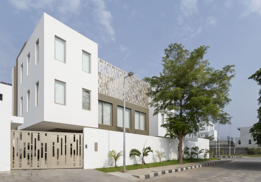 Designed by award-winning Nigerian architect Tosin Oshinowo and her firm, cmDesign Atelier, the "Lantern House" is a private residence on Banana Island, the most exclusive and expensive neighborhood in Lagos, Nigeria.