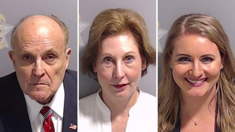 Trumps voormalige advocaten Rudy Giuliani, Sidney Powell en Jenna Ellis gaven zich over in de verkiezingsfraudezaak. Trumps voormalige advocaten Rudy Giuliani, Sidney Powell en Jenna Ellis gaven zich over in de verkiezingsfraudezaak.