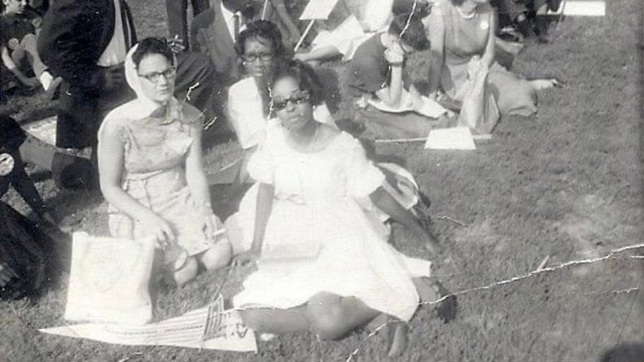 Sarah Davidson, a la derecha, con gafas de sol.  Jacqueline Wilson, centro, una de sus compañeras de la NAACP.  28 de agosto de 1963
