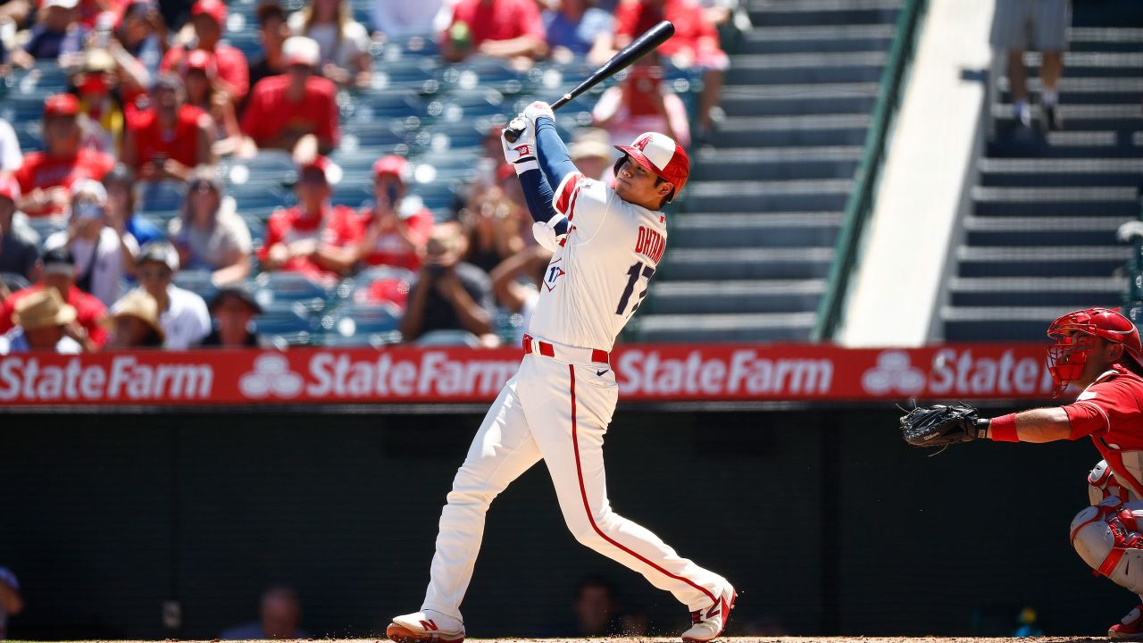 ANAHEIM, CA – 23. AUGUST: Shuhei Ohtani #17 der Los Angeles Angels trifft im ersten Inning während Spiel 1 eines Doubleheaders im Angel Stadium of Anaheim am 23. August 2023 in Anaheim, Kalifornien, einen Homerun gegen die Cincinnati Reds.  (Foto von Ronald Martinez/Getty Images)