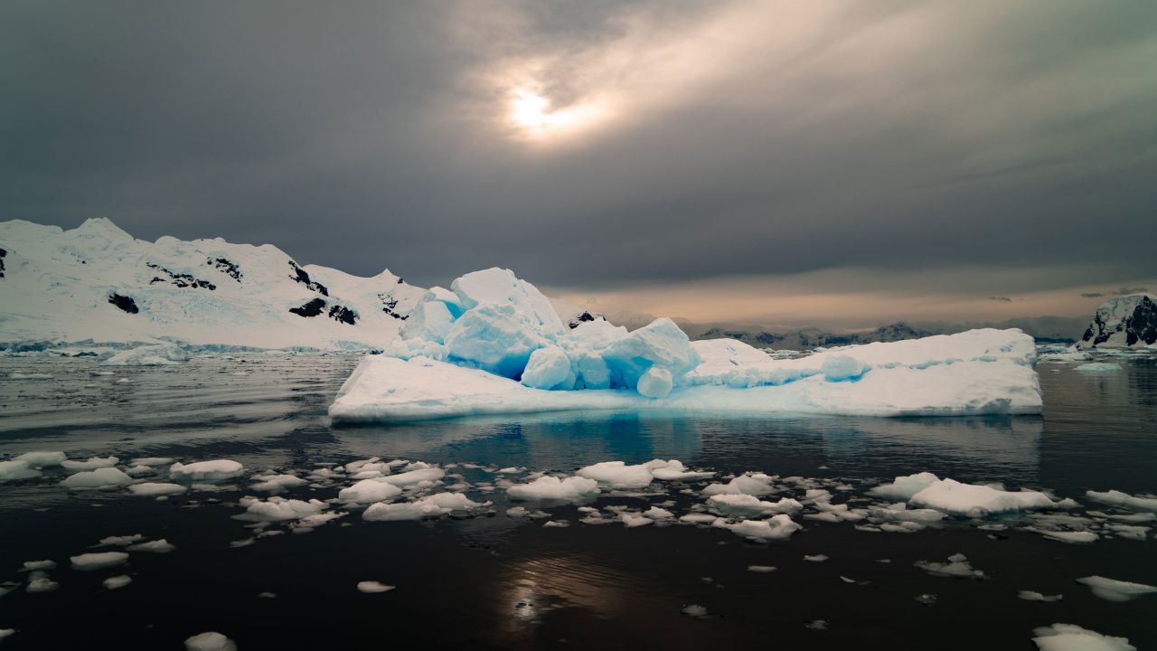 Айсберг се носи край Антарктическия полуостров през март 2023 г. 