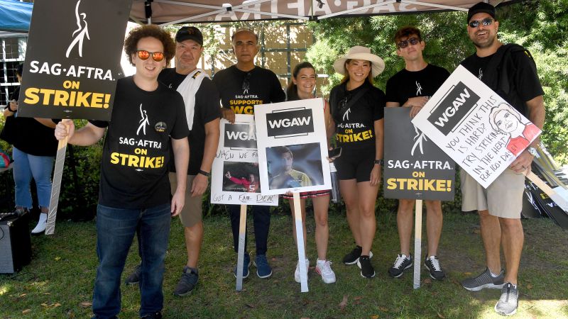 NextImg:'Glee' cast reunites on picket line as Heather Morris pays tribute to Naya Rivera | CNN