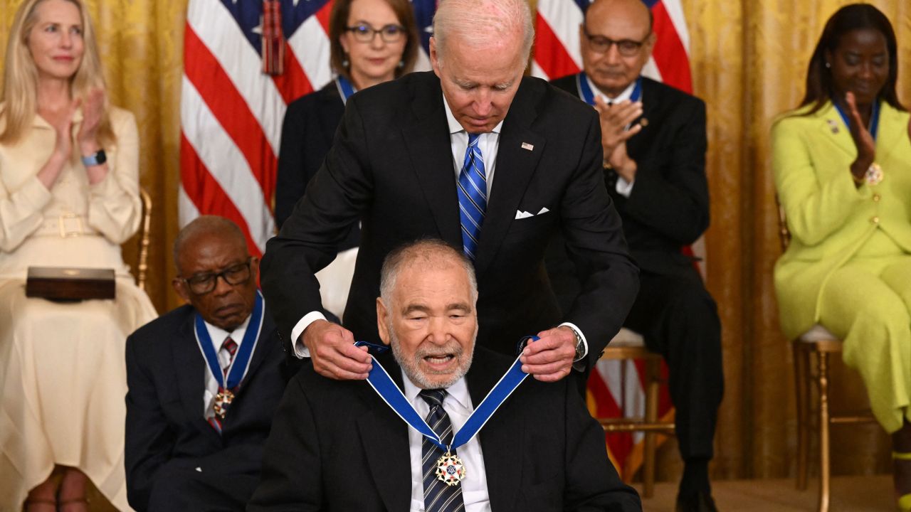 El presidente de Estados Unidos, Joe Biden, entrega a Raúl Yzaguirre la Medalla Presidencial de la Libertad, el honor civil más alto del país, en el Salón Este de la Casa Blanca el 7 de julio de 2022.
