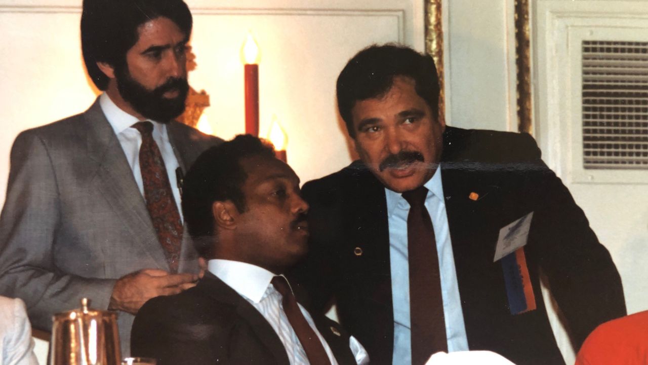 Raúl Yzaguirre, derecha, y Jesse Jackson, centro.
