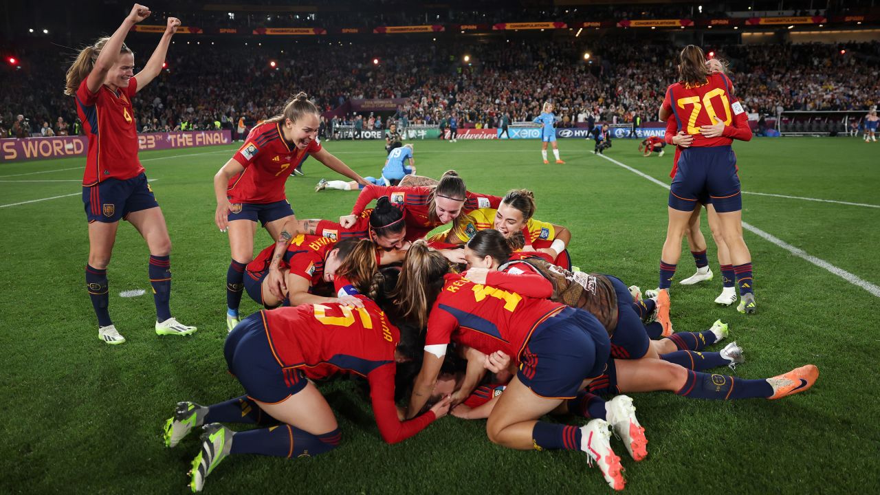 Los jugadores de España celebran tras vencer a Inglaterra.