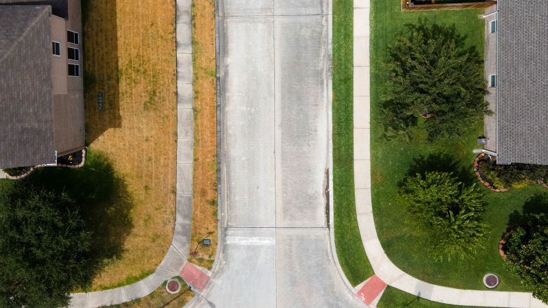 NextImg:Houston issues mandatory water restrictions due to intense heat, worsening drought | CNN