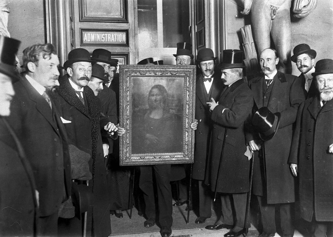 PARIS - JANUARY 4: People gather around the Mona Lisa painting on January 4, 1914 in Paris France, after it was stolen from the mus?e du Louvre by Vincenzo Peruggia in 1911.  (Photo by Roger-Viollet/Getty Images)