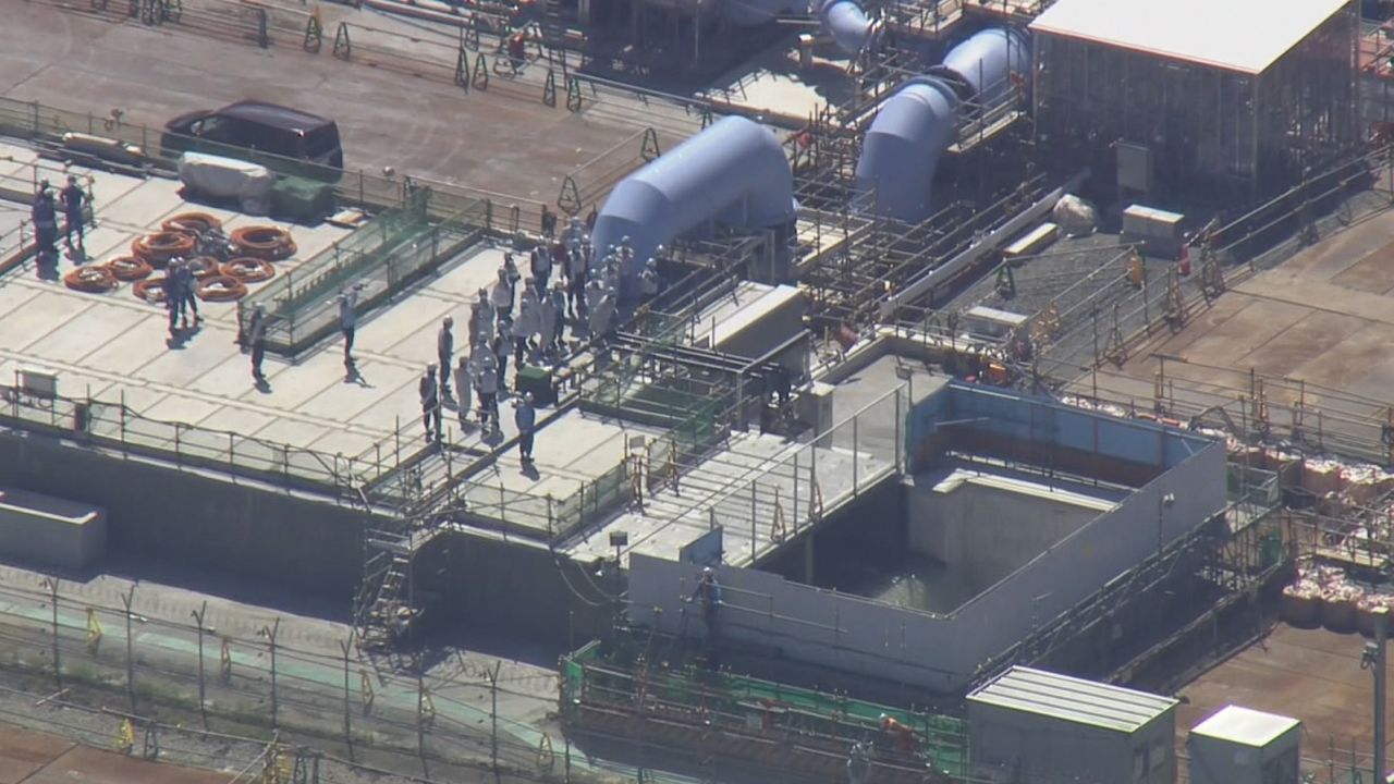 Uma vista aérea da usina de Fukushima depois que ela começou a liberar águas residuais radioativas tratadas em 24 de agosto de 2023 no Japão.
