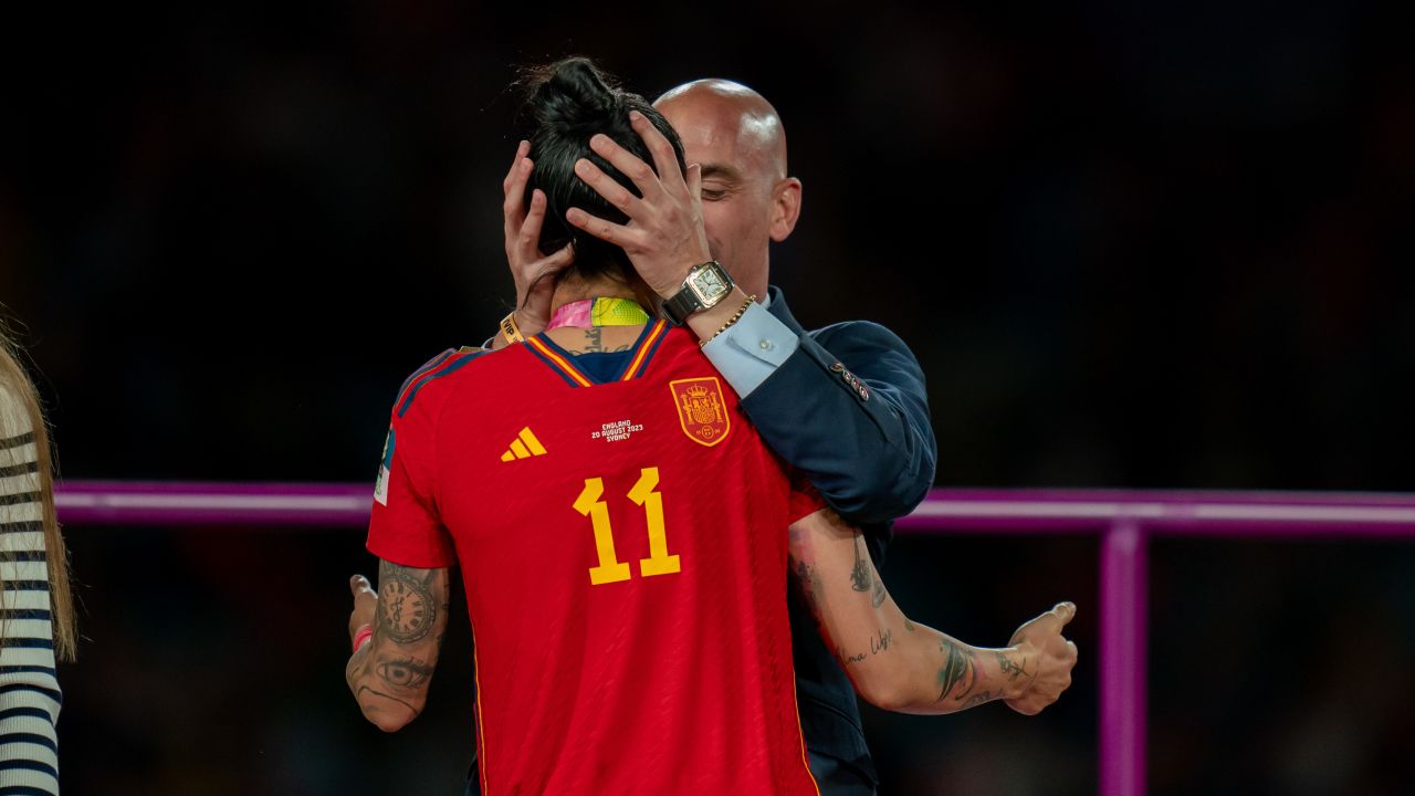 Luis Rubiales beija Jennifer Hermoso durante a cerimônia de medalha após a vitória da Espanha por 1 a 0 sobre a Inglaterra, no domingo.