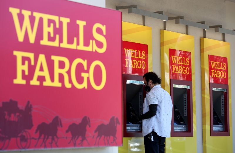 Wells Fargo Experiencing Issues With Banking System | CNN Business