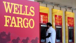 САН БРУНО , КАЛИФОРНИЯ – 8 АВГУСТ: Клиентите на Wells Fargo използват банкомата в банков клон на 8 август 2023 г. в Сан Бруно, Калифорния. Комисията по ценните книжа и борсите глоби Wells Fargo и няколко други банки с над 500 милиона долара за използване на приложения за частни съобщения, за да обсъждат бизнеса на компанията, без да водят записи. Wells Fargo получи най-голямата глоба от 200 милиона долара. (Снимка от Джъстин Съливан/Гети изображения)