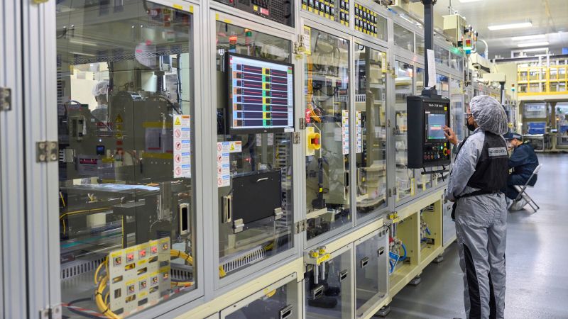 NextImg:UAW wins 25% raises for workers at Ohio EV battery plant | CNN Business