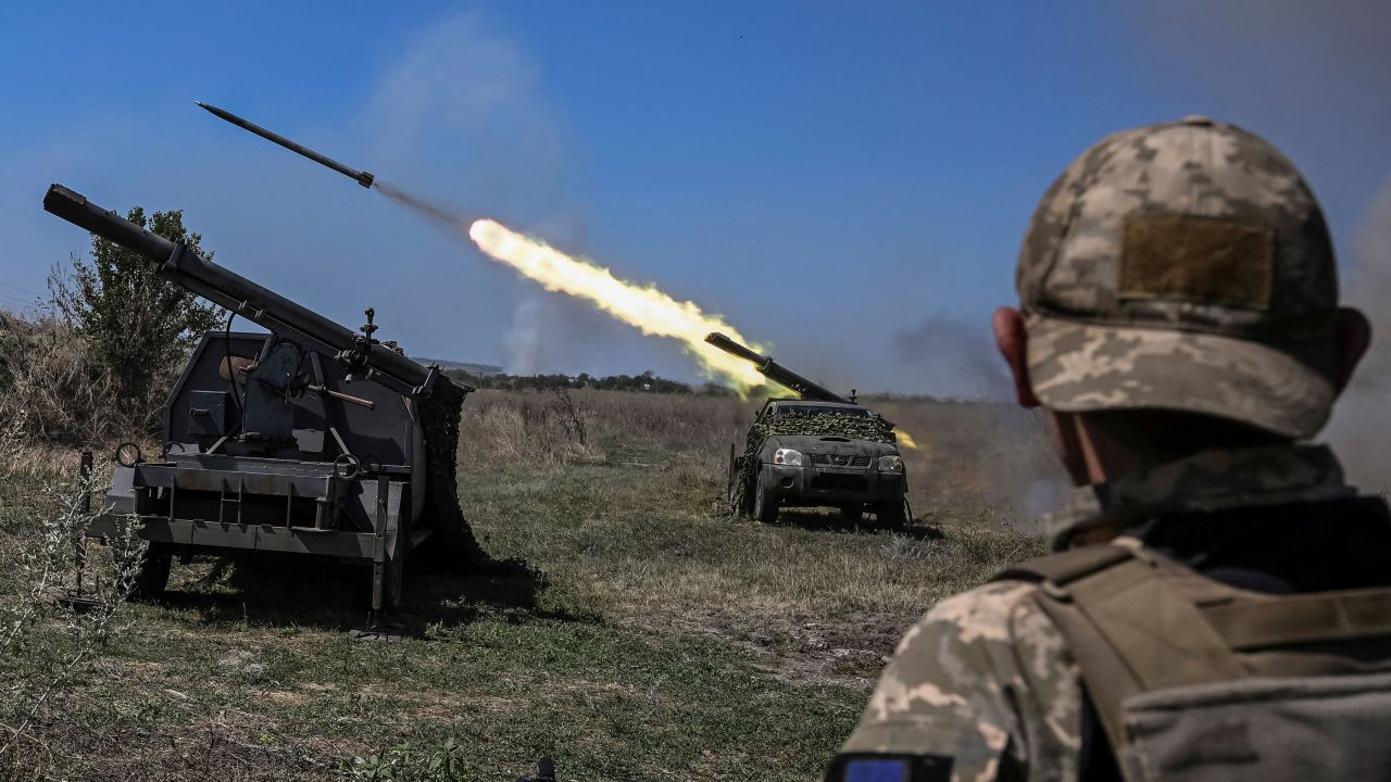 乌克兰军队在扎波罗热地区前线附近发射火箭弹。