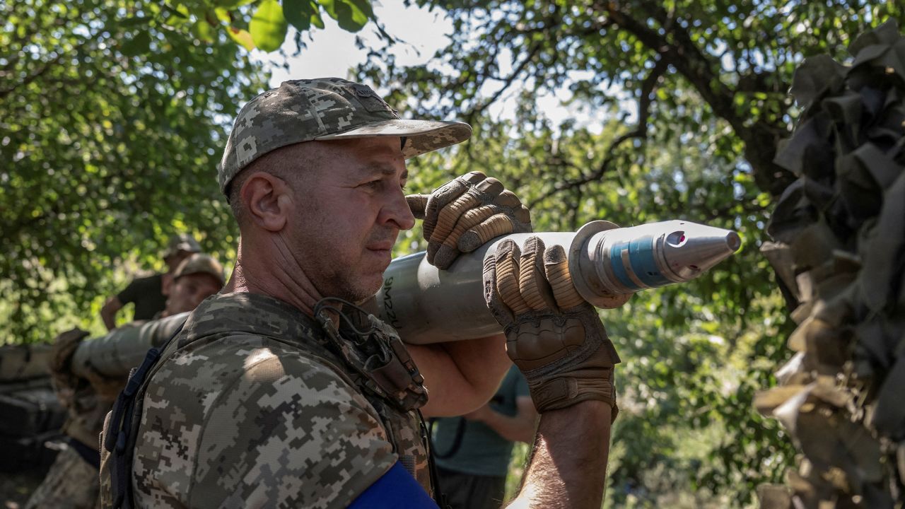 乌克兰士兵在扎波罗热地区前线附近拍照。