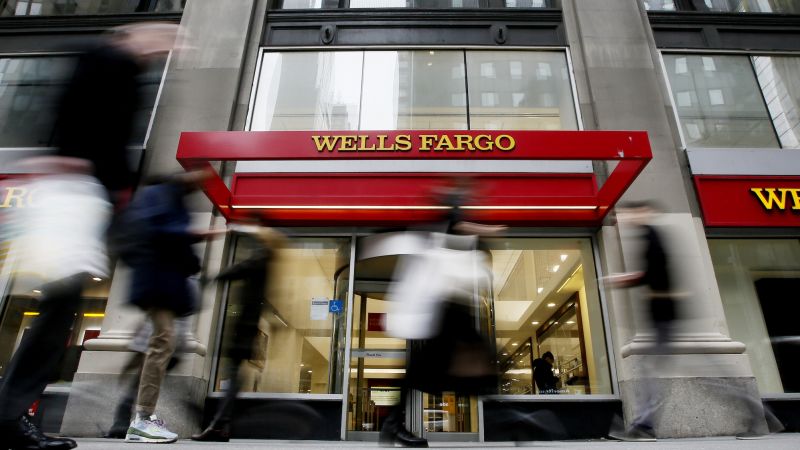 Wells Fargo е надценил близо 11 000 инвестиционни сметки с консултантски такси, твърди SEC