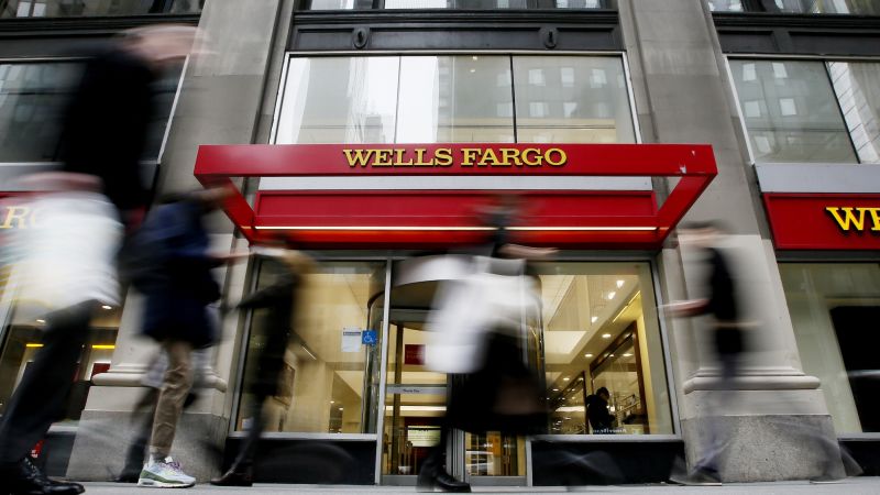 NextImg:Wells Fargo overcharged nearly 11,000 investment accounts with advisory fees, SEC alleges | CNN Business
