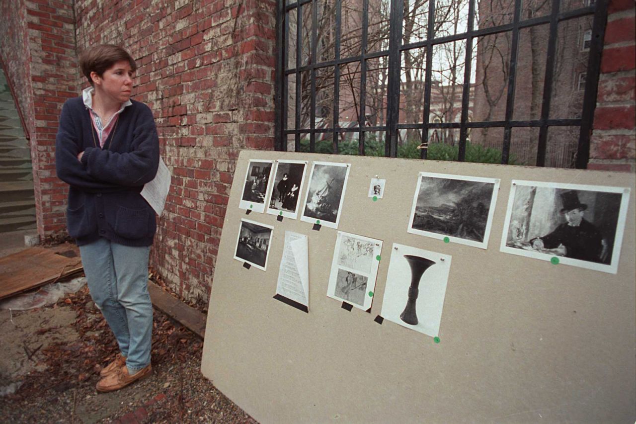 BOSTON - 18 MARS: Karen Haas, ish-kuratore në detyrë e Muzeut Isabella Steart Gardner në Boston, gjatë një konference shtypi jashtë muzeut për të treguar fotot e veprave artistike të vjedhura prej 300 milionë dollarësh, të marra në një grabitje herët në mëngjes.  (Foto nga Tom Herde/The Boston Globe nëpërmjet Getty Images)