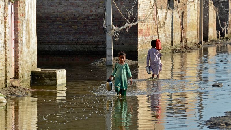 Четири милиона деца в Пакистан нямат безопасна вода, година след смъртоносните наводнения