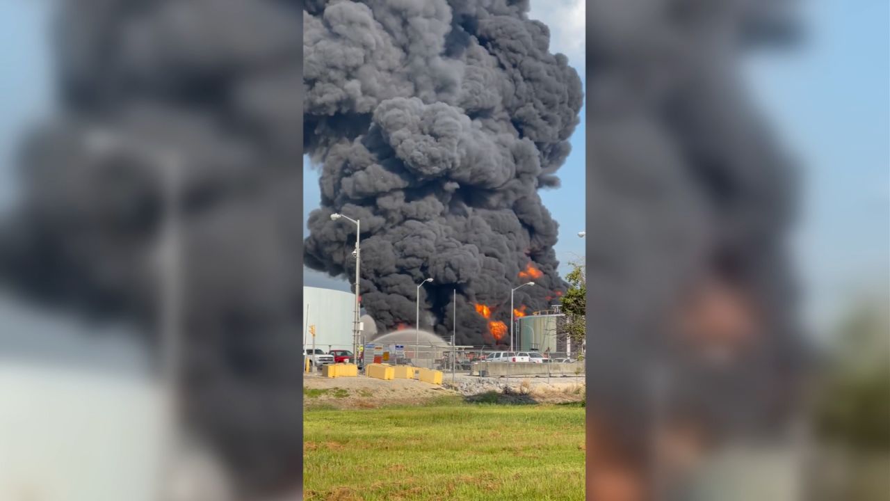 01 Brand in der Erdölraffinerie Louisiana 0825