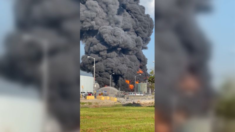 На жители в близост до пожар в рафинерия Marathon Petroleum в Луизиана е наредено да се евакуират