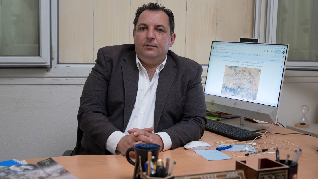 L'avocat syrien et défenseur des droits humains Mazen Darwish pose pour une photo dans son bureau parisien.