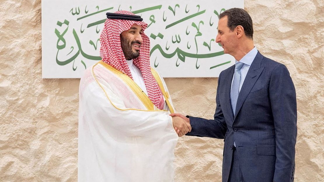 Le prince héritier d'Arabie saoudite Mohammed ben Salmane serre la main du président syrien Bashar al-Assad avant le sommet de la Ligue arabe à Djeddah, en Arabie saoudite, le 19 mai 2023.