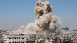 TOPSHOT - De la fumée s'élève des bâtiments à la suite d'une frappe aérienne signalée sur une zone tenue par les rebelles dans la ville de Daraa, dans le sud de la Syrie, le 7 juin 2017. / PHOTO AFP / Mohamad ABAZEED (Le crédit photo doit se lire MOHAMAD ABAZEED/AFP via Getty Images)