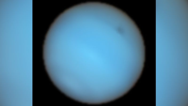 Descubre una misteriosa mancha oscura en el planeta Neptuno