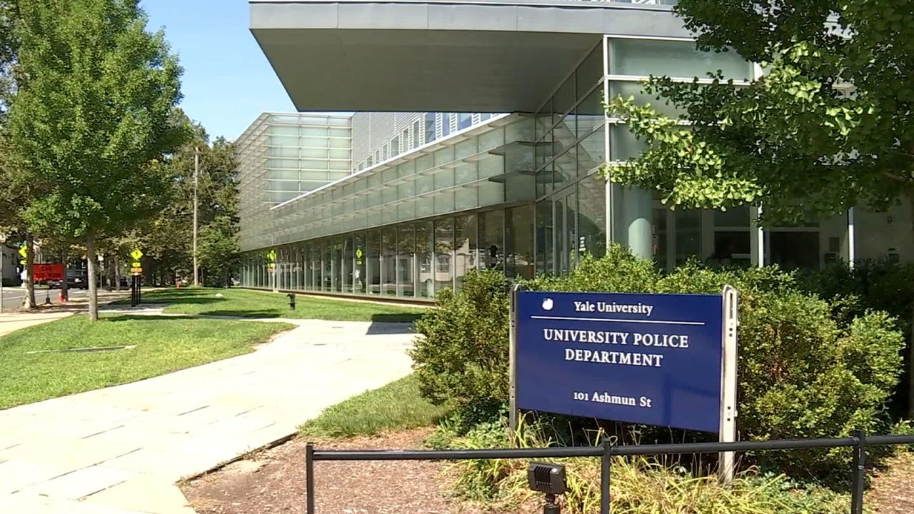  На снимката са университетските полицейски офиси в кампуса на Йейл. class=
