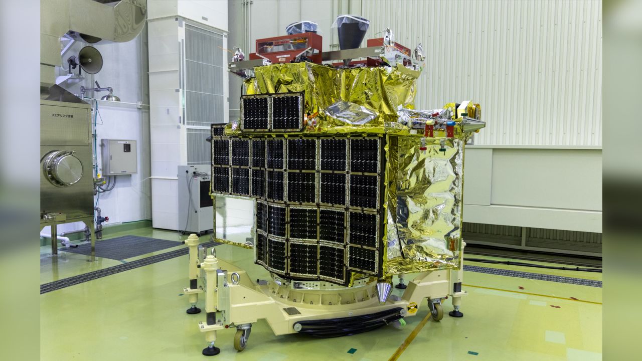 نموذج الطيران SLIM (المسبار الذكي لاستكشاف القمر).  تم التقاط الصورة في مبنى تجميع المركبات الفضائية والهدايا (SFA) في مركز تانيغاشيما الفضائي.