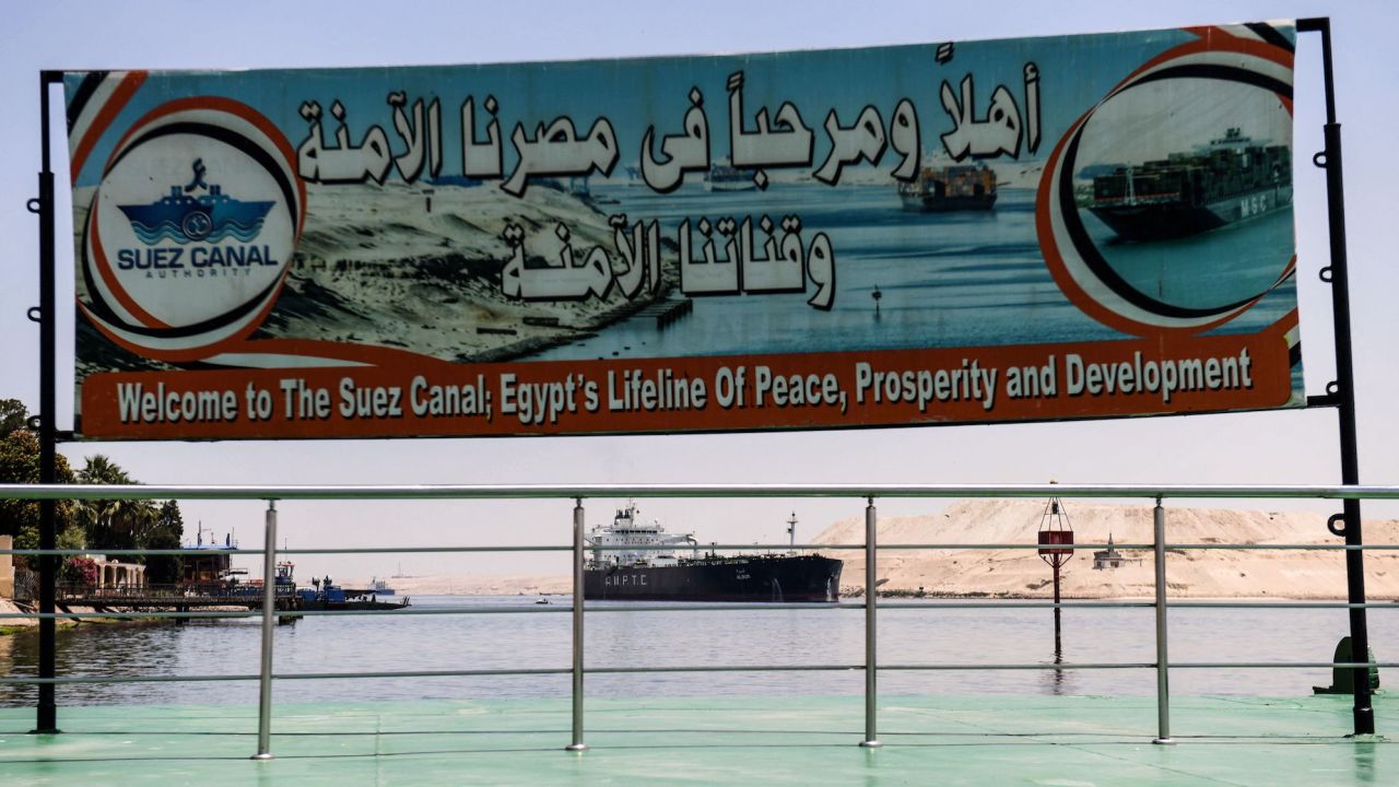 Se coloca un cartel de bienvenida en la orilla del Canal de Suez en la ciudad de Ismailiya, en el noreste de Egipto, el 27 de mayo de 2021.