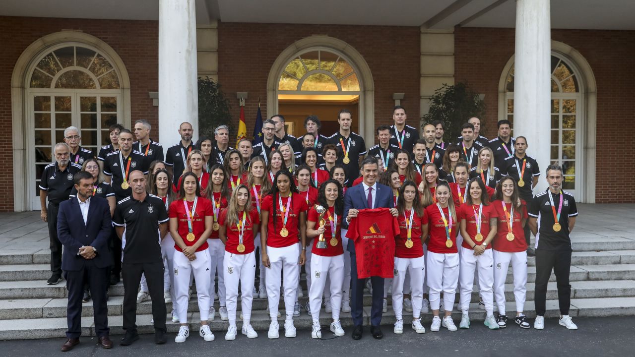 Spanish Prime Minister Sanchez with the women's team during a reception at Moncloa Palace.