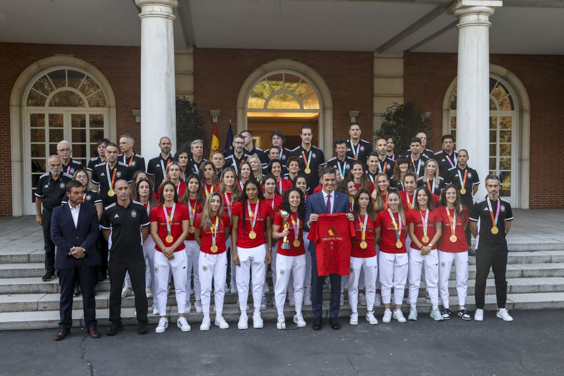 Spanish Prime Minister Sanchez with the women's team during a reception at Moncloa Palace.
