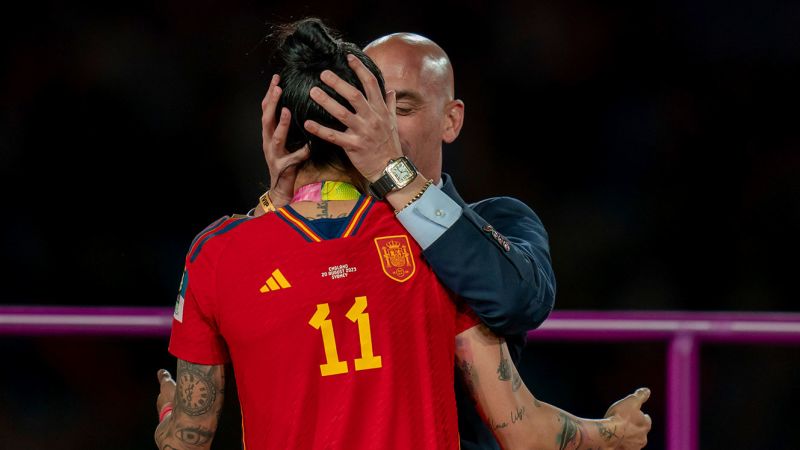 La Federación Española de Fútbol acusa al campeón del mundo de mentir sobre un beso de su jefe