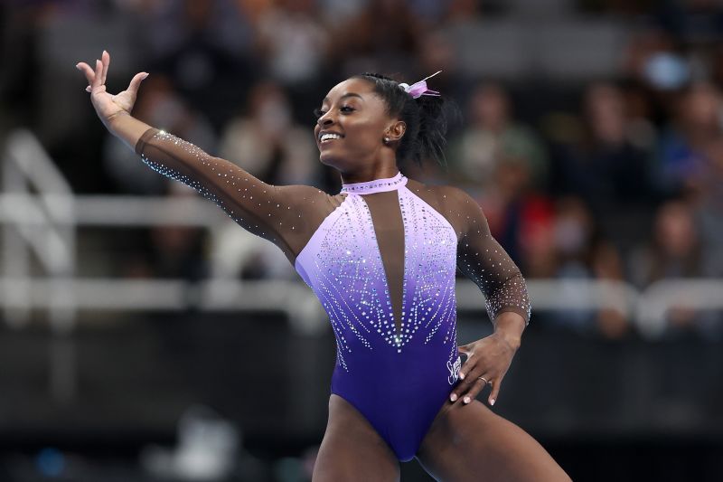 Simone Biles ends the first day of competition at the US Gymnastics Championships with the lead