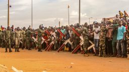  Поддръжниците на хунтата в Нигер участват в демонстрация пред база на френската армия в Ниамей, Нигер, 11 август 2023 г. REUTERS/Mahamadou Hamidou 