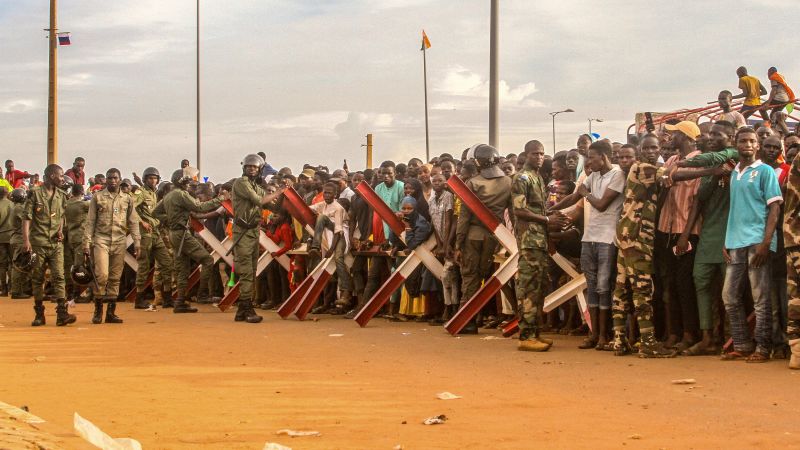 Хунтата на Нигер нареди на френския посланик в Ниамей в