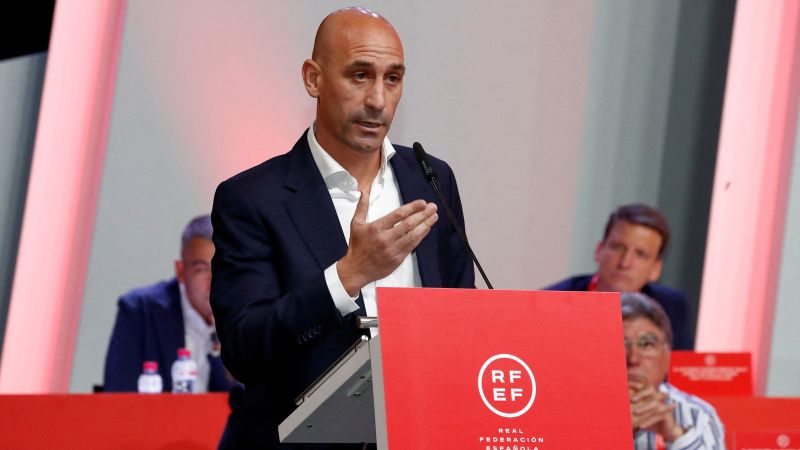 Luis Rubiales: Gobierno español presionado para suspender al presidente del fútbol Luis Rubiales tras beso no deseado  ¿Que sigue?