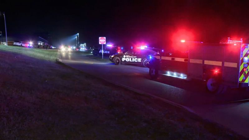1 тийнейджър е убит, 4 души са ранени след стрелба на футболен мач в гимназията на Оклахома, съобщиха властите