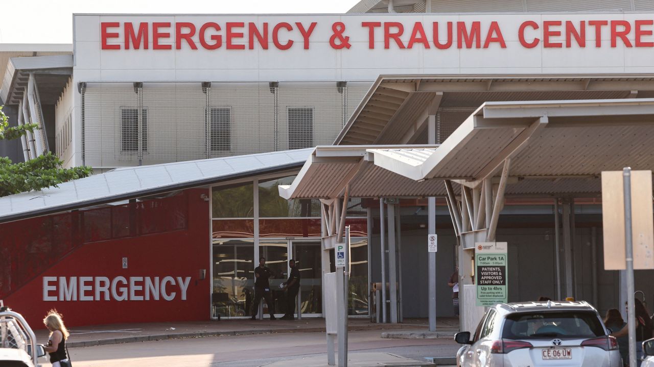 Resimde görülen, durumları ciddi olan beş kişi Darwin'deki Royal Darwin Hastanesi'ne götürüldü. 
