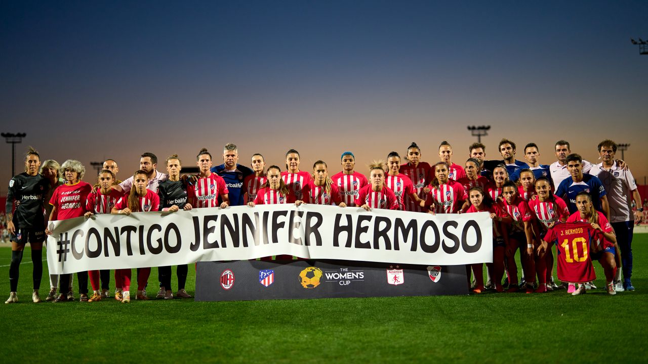 Para pemain Atletico Madrid berbaris untuk berfoto untuk mendukung Jennifer Hermoso di Madrid pada hari Sabtu.